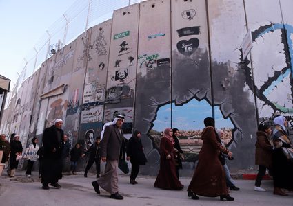 الاحتلال يقيّد وصول المصلّين من الضفة إلى الأقصى