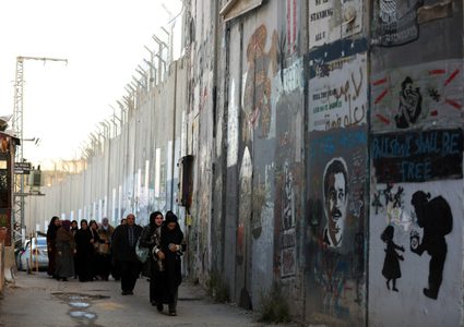 الاحتلال يقيّد وصول المصلّين من الضفة إلى الأقصى