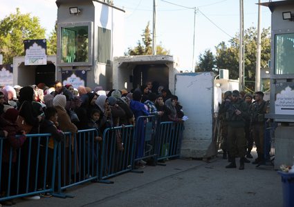 الاحتلال يقيّد وصول المصلّين من الضفة إلى الأقصى