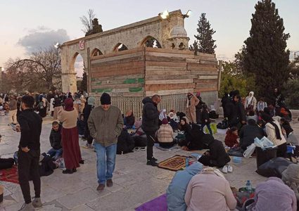 أجواء إفطار الصائمين في باحات المسجد الأقصى في الجمعة الثانية من شهر رمضان.