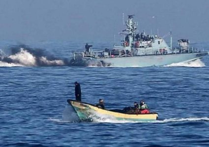 بحرية الاحتلال تستهدف قوارب الصيادين في غزة