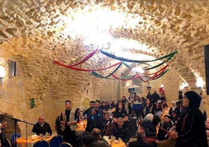 أذان المغرب يرفع من قاعة كنيسة استضافت إفطارا لأيتام في الاردن