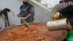 أثناء تجهيز وجبة الإفطار  من التكية الابراهيمية في مدينة الخليل خلال شهر رمضان