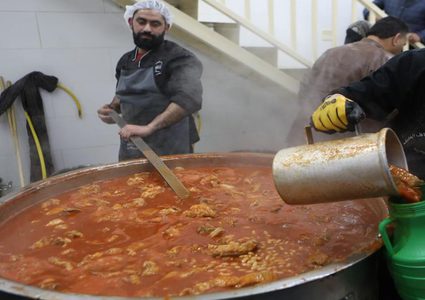 أثناء تجهيز وجبة الإفطار  من التكية الابراهيمية في مدينة الخليل خلال شهر رمضان