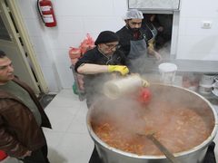 أثناء تجهيز وجبة الإفطار  من التكية الابراهيمية في مدينة الخليل خلال شهر رمضان