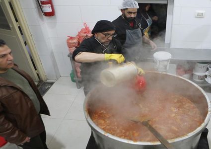 أثناء تجهيز وجبة الإفطار  من التكية الابراهيمية في مدينة الخليل خلال شهر رمضان