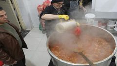 أثناء تجهيز وجبة الإفطار  من التكية الابراهيمية في مدينة الخليل خلال شهر رمضان