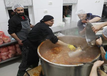 أثناء تجهيز وجبة الإفطار من التكية الإبراهيمية