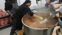 أثناء تجهيز وجبة الإفطار  من التكية الابراهيمية في مدينة الخليل خلال شهر رمضان