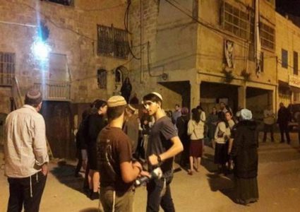 إصابات في اعتداءات للمستوطنين على اهالي بلدة صوريف بالخليل