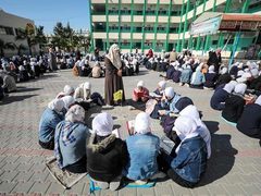 طالبات يختمن القرآن الكريم في جلسة واحدة داخل مدرستهم في النصيرات وسط قطاع غزة