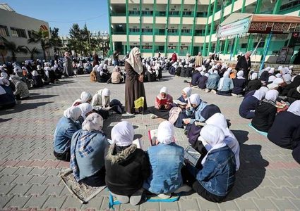 طالبات يختمن القرآن الكريم في جلسة واحدة داخل مدرستهم وسط قطاع غزة