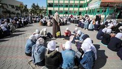 طالبات يختمن القرآن الكريم في جلسة واحدة داخل مدرستهم وسط قطاع غزة