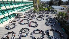 طالبات يختمن القرآن الكريم في جلسة واحدة داخل مدرستهم وسط قطاع غزة