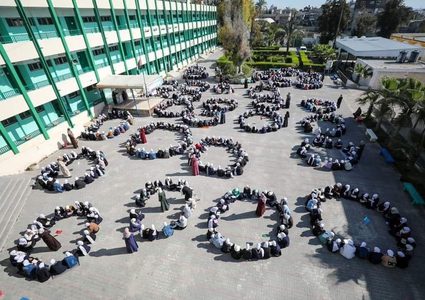 طالبات يختمن القرآن الكريم في جلسة واحدة داخل مدرستهم وسط قطاع غزة