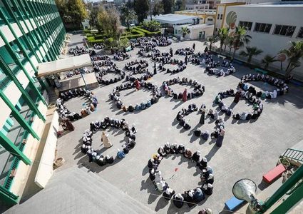 طالبات يختمن القرآن الكريم في جلسة واحدة داخل مدرستهم وسط قطاع غزة