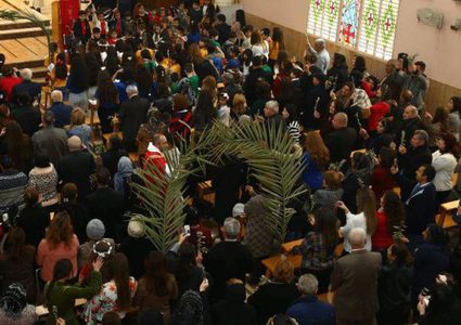 آلاف المصلين يشاركون في المسيرة التقليدية لأحد الشعانين في القدس