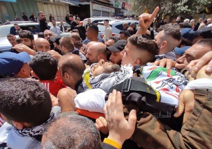 الالاف يشيعون جثماني الشهيدين الحلاق وابو بكر الجنيدي