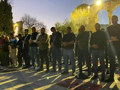 جانب من أداء صلاة المغرب في المسجد الأقصى المبارك في اليوم الثاني عشر من شهر رمضان.