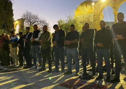 من أداء صلاة المغرب في المسجد الأقصى