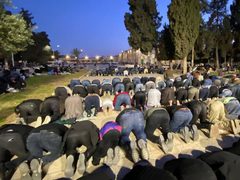 جانب من أداء صلاة المغرب في المسجد الأقصى المبارك في اليوم الثاني عشر من شهر رمضان.
