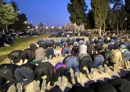 جانب من أداء صلاة المغرب في المسجد الأقصى المبارك في اليوم الثاني عشر من شهر رمضان.