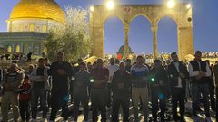 جانب من أداء صلاة المغرب في المسجد الأقصى المبارك في اليوم الثاني عشر من شهر رمضان.