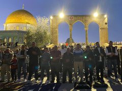 جانب من أداء صلاة المغرب في المسجد الأقصى المبارك في اليوم الثاني عشر من شهر رمضان.