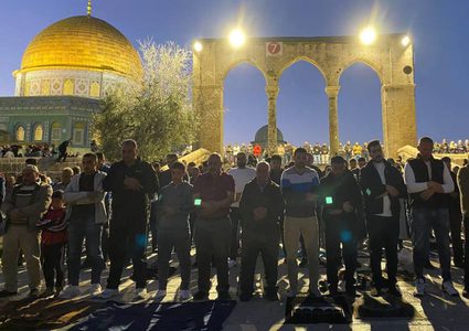 جانب من أداء صلاة المغرب في المسجد الأقصى المبارك في اليوم الثاني عشر من شهر رمضان.