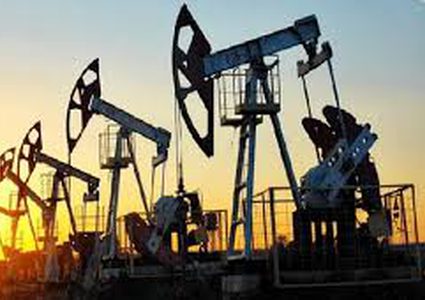 أسعار النفط تسجل أكبر زيادة يومية في عام بعد مفاجأة "أوبك+"