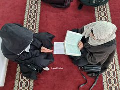 فلسطينيون يتلون القرآن الكريم في اليوم العاشر من شهر رمضان المبارك في مدينة غزة