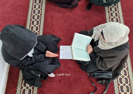 فلسطينيون يتلون القرآن الكريم في اليوم العاشر من شهر رمضان المبارك في مدينة غزة