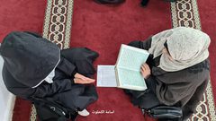 فلسطينيون يتلون القرآن الكريم في اليوم العاشر من شهر رمضان المبارك في مدينة غزة