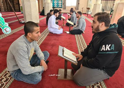 فلسطينيون يتلون القرآن الكريم في اليوم العاشر من شهر رمضان المبارك في مدينة غزة