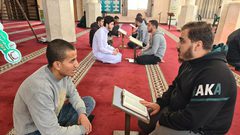 فلسطينيون يتلون القرآن الكريم في اليوم العاشر من شهر رمضان المبارك في مدينة غزة