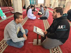 فلسطينيون يتلون القرآن الكريم في اليوم العاشر من شهر رمضان المبارك في مدينة غزة