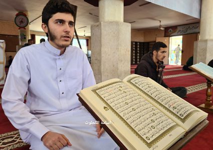 فلسطينيون يتلون القرآن الكريم في اليوم العاشر من شهر رمضان المبارك في مدينة غزة