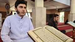 فلسطينيون يتلون القرآن الكريم في اليوم العاشر من شهر رمضان المبارك في مدينة غزة