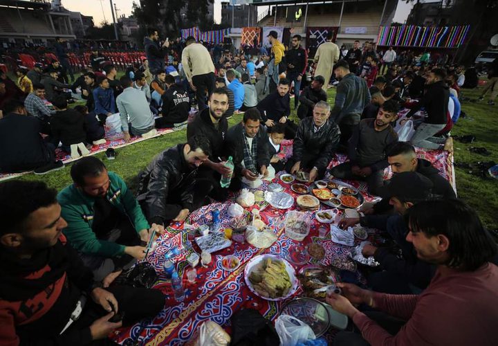 أجواء إفطار جماعي واسع نظمه أهالي بلدة بيت لاهيا شمال قطاع غزة