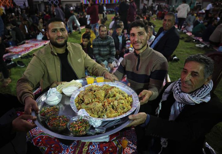 أجواء إفطار جماعي واسع نظمه أهالي بلدة بيت لاهيا شمال قطاع غزة