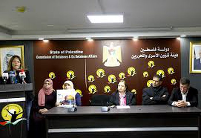 وزارة الصحة تطالب الفلسطينيين بالكشف على الأسرى داخل سجون الاحتلال