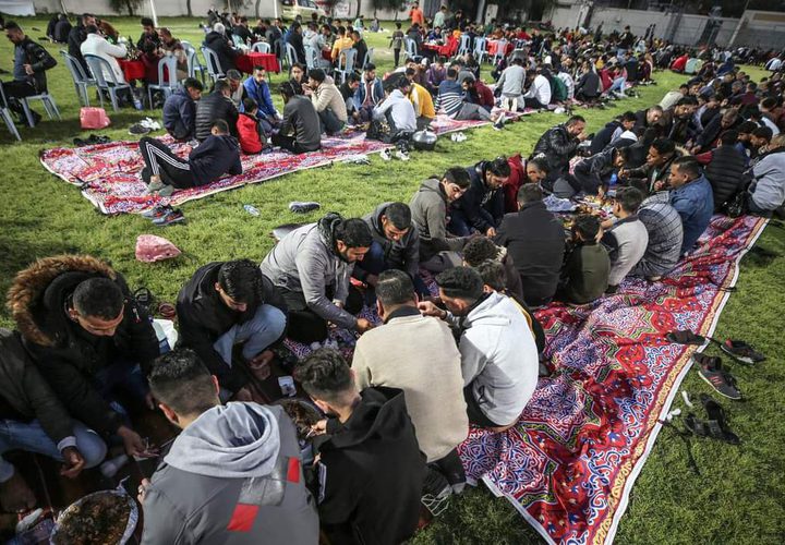 أجواء إفطار جماعي واسع نظمه أهالي بلدة بيت لاهيا شمال قطاع غزة