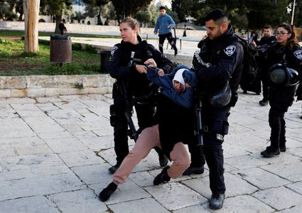 عشرات المستوطنين يقتحمون "الأقصى" بعد اجبار المصلين على مغادرته