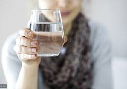 تعرف على التوقيت المناسب لشرب الماء والكمية الموصى بها في الصيام