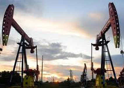 النفط يتجه لتسجيل مكاسب للأسبوع الثالث بعد تخفيضات "أوبك+"