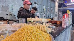 أجواء باب الساحة في البلدة القديمة نابلس في اليوم الرابع من شهر  رمضان المبارك.