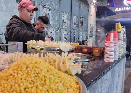 أجواء باب الساحة في البلدة القديمة نابلس في اليوم الرابع من شهر  رمضان المبارك.