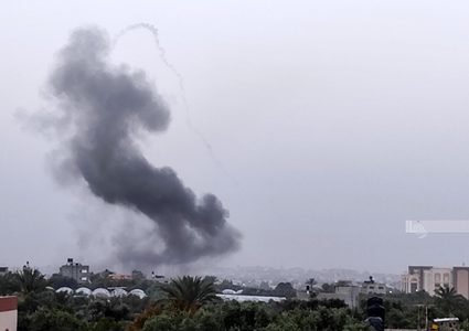 طائرات الاحتلال تقصف موقعا وسط قطاع غزة