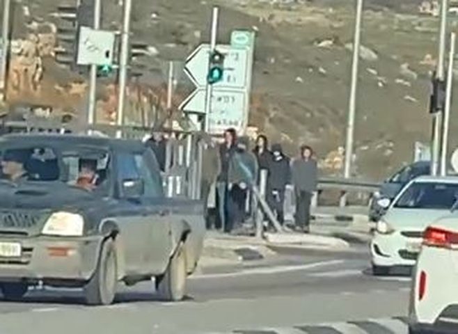 مستوطنون يهاجمون مركبات المواطنين عند مدخل البيرة الشمالي