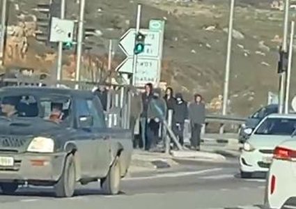 مستوطنون يهاجمون مركبات المواطنين عند مدخل البيرة الشمالي